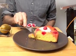 Pria Ini Rela Jatuhkan Laptop untuk Ciptakan Alat Otomatis untuk Makan Kue