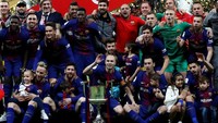 Para pemain turut membawa sejumlah putra-putri mereka untuk merayakan gelar juara. Barcelona masih punya peluang lain untuk meraih trofi musim ini, yakni di La Liga. (Foto: Juan Medina/REUTERS)