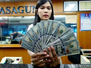 Ekonom Sebut Dolar AS Bisa Tembus Rp 15.000 hingga Akhir 2018 Ekonom Sebut Dolar AS Bisa Tembus Rp 15.000 hingga Akhir 2018