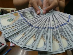 Mulai Jinak, Dolar AS Lengser dari Rp 14.000