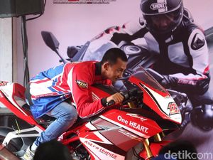 Wawan Hermawan Berbagi Tips Ngebut Aman ke Ratusan Bikers CBR Wawan Hermawan Berbagi Tips Ngebut Aman ke Ratusan Bikers CBR