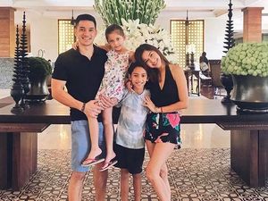 Pasca Gempa, Nana Mirdad Antar Anak ke Sekolah