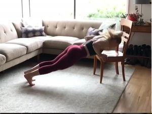 Unik! Ragam Gerakan Olahraga yang Bisa Dilakukan degan Kursi