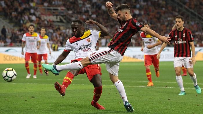 AC Milan kalah 0-1 atas Benevento di San Siro, Minggu (22/4/2018) dini hari WIB. (Foto: Emilio Andreoli/Getty Images) AC Milan kalah 0-1 atas Benevento di San Siro, Minggu (22/4/2018) dini hari WIB. (Foto: Emilio Andreoli/Getty Images)