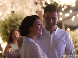 Saat Ali Syakieb Jaga Citra Kirana Lewati Jalan Berlumpur