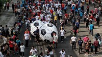 Bola karet raksasa sanggup mencuri perhatian sejumlah warga.