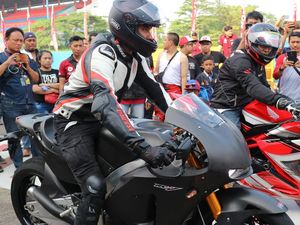Saat Darius Sinathrya Menjajal Motor Rp 7,6 Miliar di Sentul
