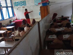 Kisah Umar Bakri: Ke Sekolah Renangi Sungai, di Kelas Berhimpitan Kisah Umar Bakri: Ke Sekolah Renangi Sungai, di Kelas Berhimpitan