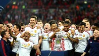 MU butuh waktu 12 tahun untuk bisa meraih trofi Piala FA ke-12 mereka usai menang 2-1 atas Crystal Palace. (Paul Gilham/Getty Images)