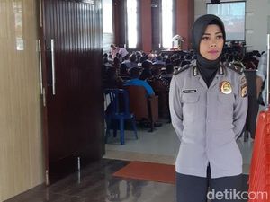 Polwan Berhijab di Maluku Amankan Ibadah di 7 Gereja Polwan Berhijab di Maluku Amankan Ibadah di 7 Gereja