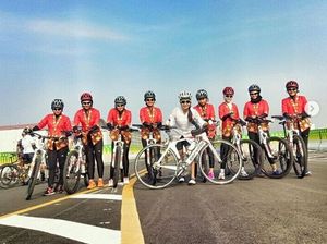 Unik-unik Olahraga di Hari Kartini, Ada yang Gowes Pakai Kebaya Lho