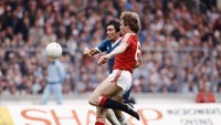 Pada tahun 1983, Manchester United harus melewati laga replay kontra Brighton setelah imbang 2-2. Pada laga ulangan, MU menang 4-0 lewat dua gol Bryan Robson (Getty Images)