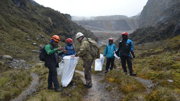 Sampah Kaprikornus Masalah di Puncak Gunung Tertinggi Indonesia
