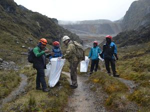 Salut! Aksi Bersih-bersih Puncak Tertinggi Indonesia