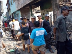 Korban Kebakaran Tambora Mulai Bersihkan Puing-puing Rumah