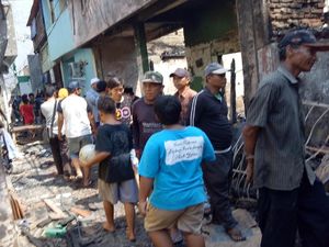 Korban Kebakaran Tambora Mulai Bersihkan Puing-puing Rumah Korban Kebakaran Tambora Mulai Bersihkan Puing-puing Rumah