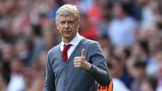 LONDON, ENGLAND - APRIL 22:  Arsene Wenger, Manager of Arsenal gives the thumbs up during the Premier League match between Arsenal and West Ham United at Emirates Stadium on April 22, 2018 in London, England.  (Photo by Shaun Botterill/Getty Images)