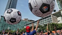 CT Corp melakukan promosi menyambut Piala Dunia di Car Free Day, Minggu (22/4/2018).
