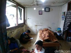 Tiga Warga Surabaya Diduga Tewas Akibat Miras Oplosan Tiga Warga Surabaya Diduga Tewas Akibat Miras Oplosan