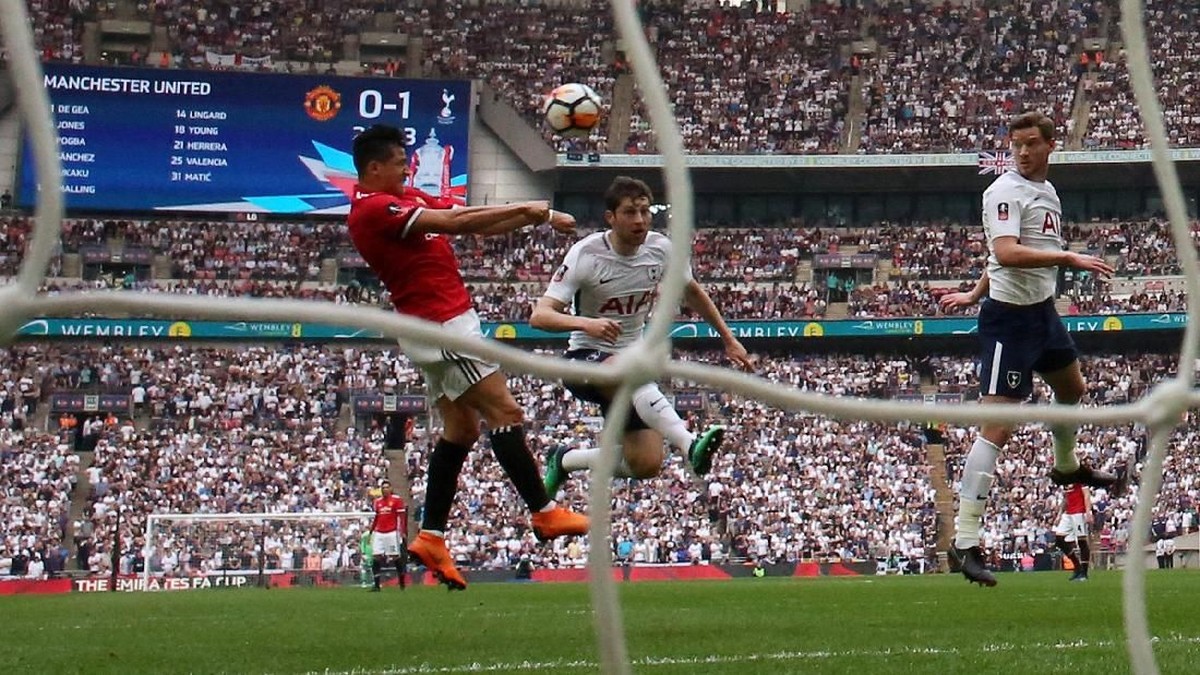 Pemain Manchester United, Alexis Sanchez, saat mencetak gol di Wembley. (Foto: David Klein/Reuters)