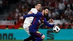 Foto: Barcelona Angkat Trofi Copa del Rey