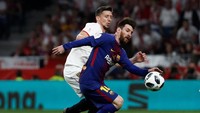 Barcelona menghadapi Sevilla dalam laga final Copa del Rey 2017/2018 di Estadio Wanda Metropolitano yang merupakan markas Atletico Madrid. Selepas kick-off, Barcelona langsung mengendalikan permainan dan menekan Sevilla. (Foto: Juan Medina/REUTERS)