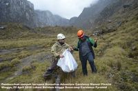 Konsultan wisata asal Kanada, Manuel Pizzaro dan Maximus Tipagau (dok Adventure Carstensz)