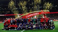 Foto: Barcelona Angkat Trofi Copa del Rey