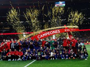 Foto: Barcelona Angkat Trofi Copa del Rey