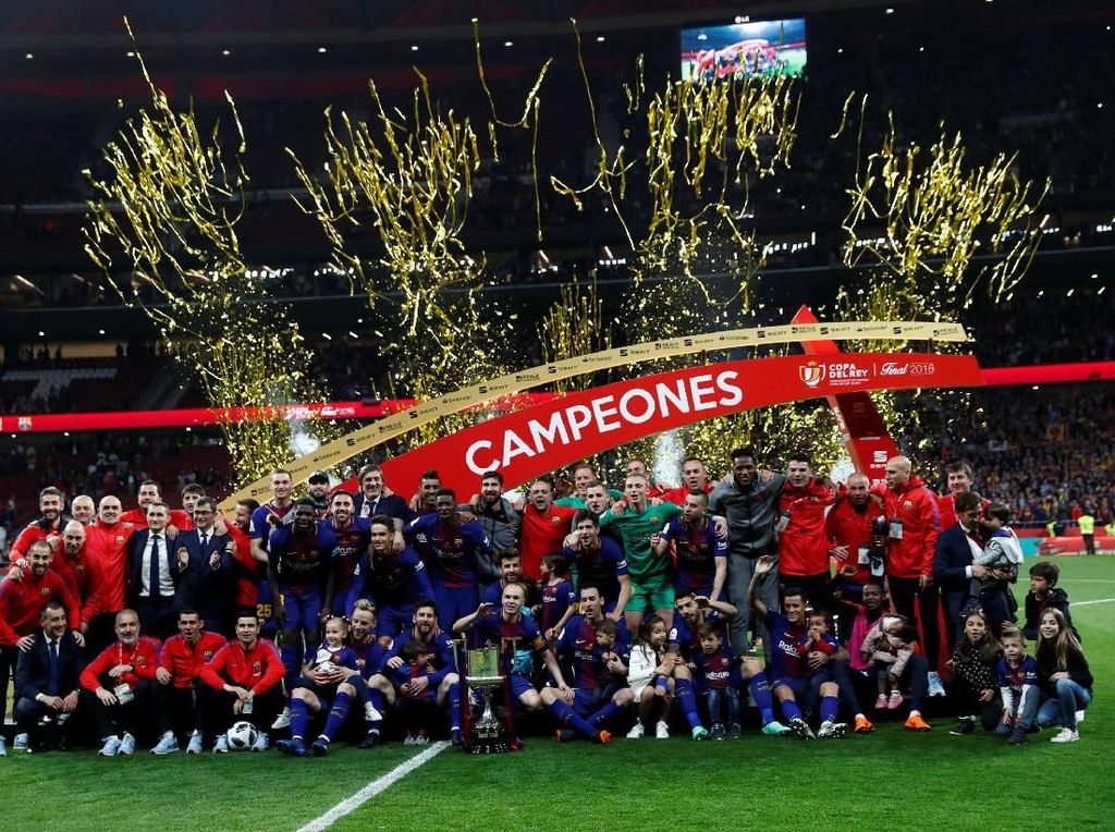Foto: Barcelona Angkat Trofi Copa del Rey Foto: Barcelona Angkat Trofi Copa del Rey