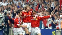 Piala FA 1999 tentu jadi trofi yang paling indah mengingat ini adalah saat MU meraih gelar treble winner. Di final, MU menang 2-0 atas Newcastle United. (Getty Images)