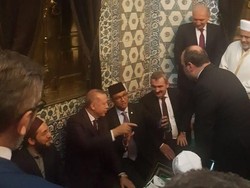 Cerita Anies Merinding Saat Cium Botol Berisi Jenggot Rasulullah SAW