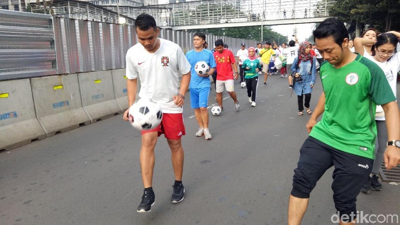 Sambut Piala Dunia 2018, Ratusan Orang Giring Bola Bersama di CFD Sambut Piala Dunia 2018, Ratusan Orang Giring Bola Bersama di CFD