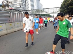 Sambut Piala Dunia 2018, Ratusan Orang Giring Bola Bersama di CFD