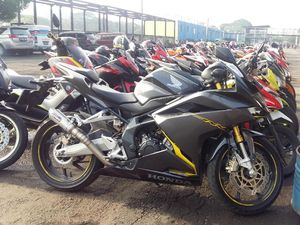 Lapangan Parkir Sirkuit Sentul Jadi Lautan Honda CBR Lapangan Parkir Sirkuit Sentul Jadi Lautan Honda CBR