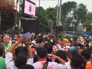 Relawan Bagikan Kaos di Peluncuran Aplikasi Jutaan KTP Dukung Jokowi