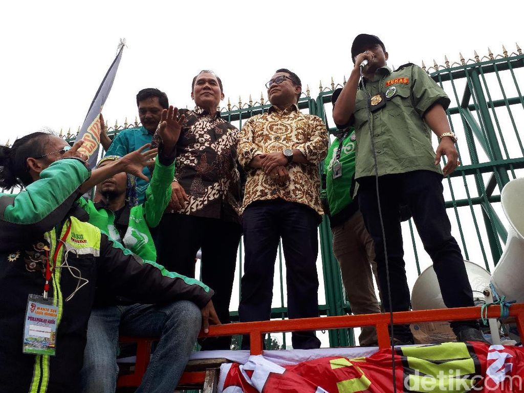Ketua Komisi V Temui Driver Ojol yang Berdemo di DPR Ketua Komisi V Temui Driver Ojol yang Berdemo di DPR