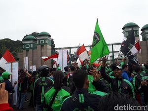 Aksi di depan DPR, Massa Curhat Tarif Ojek Online