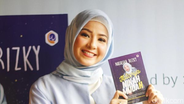 Cantiknya Natasha Rizky Pakai Hijab Simple Saat Peluncuran Buku
