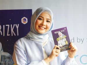 Cantiknya Natasha Rizky Pakai Hijab Simple Saat Peluncuran Buku