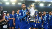 Leicester City secara mengejutkan jadi kampiun Premier League 2015/2016 dan pemain Aljazair Riyad Mahrez pun jadi Pemain Terbaik PFA berkat kontribusimya. Belum ada pemain Aljazair lain yang bisa melakukannya. (Foto: Michael Regan/Getty Images)