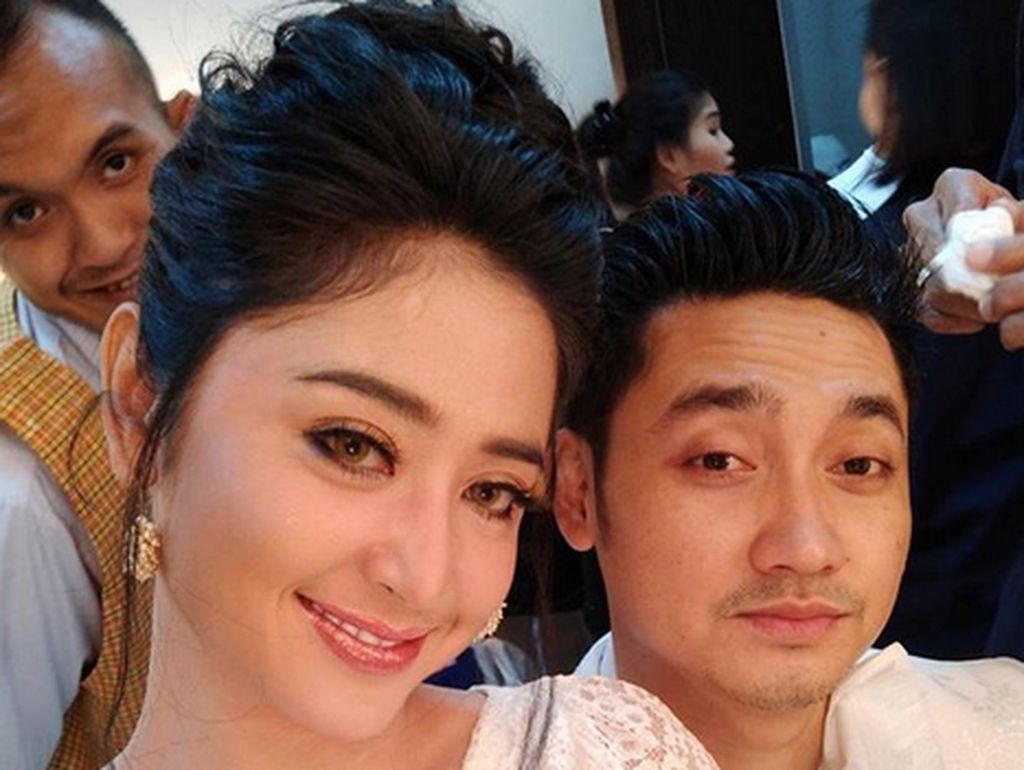 Semua Asli, Dewi Persik Tegaskan Lagi Tak Setting Ribut dengan Angga Semua Asli, Dewi Persik Tegaskan Lagi Tak Setting Ribut dengan Angga