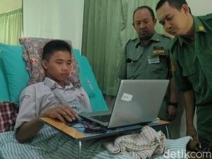 Patah Tulang, Bagas Tetap Ikut Ujian di Sekolah Patah Tulang, Bagas Tetap Ikut Ujian di Sekolah
