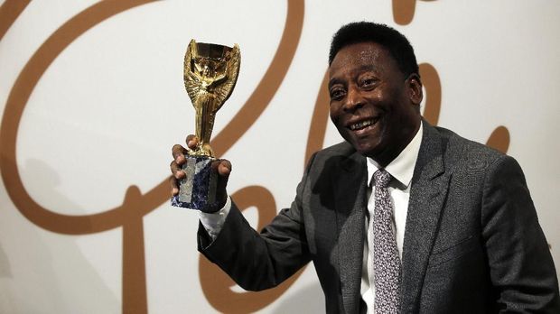 Pele sukses mempersembahkan tiga gelar Piala Dunia bersama Brasil.