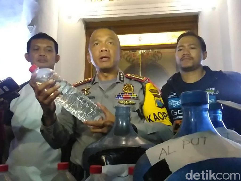 Ini Versi Polisi Soal Jumlah Korban Miras Oplosan di Surabaya Ini Versi Polisi Soal Jumlah Korban Miras Oplosan di Surabaya
