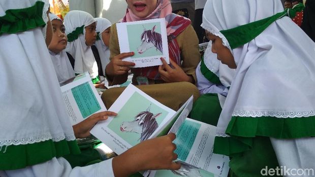 Ilustrasi baca buku di bazar buku