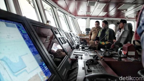 Menelusuri Bagian Dalam Kapal Rainbow Warrior Menelusuri Bagian Dalam Kapal Rainbow Warrior