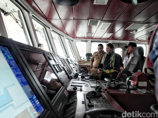Menelusuri Bagian Dalam Kapal Rainbow Warrior