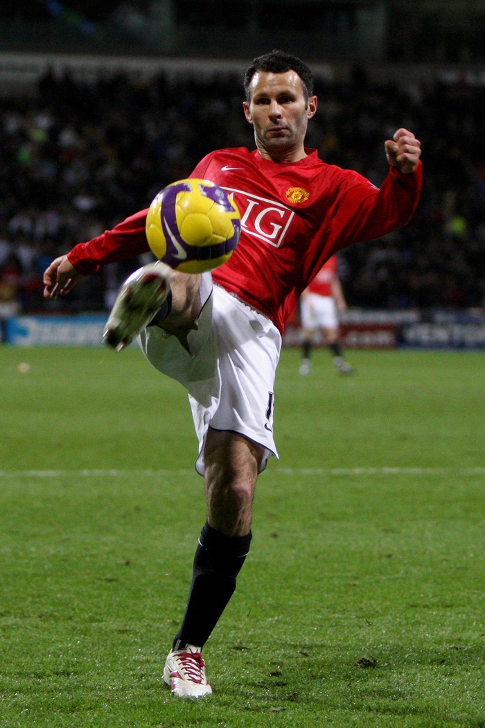 BOLTON, UNITED KINGDOM - JANUARY 17:  Ryan Giggs of Manchester United crosses the ball during the Barclays Premier League match between Bolton Wanderers and Manchester United at the Reebok stadium on January 17, 2009 in Bolton, England.  (Photo by Hamish Blair/Getty Images)