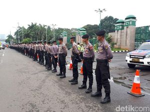 Polisi Mulai Berbaris di Depan Gedung DPR Amankan Demo Ojol Polisi Mulai Berbaris di Depan Gedung DPR Amankan Demo Ojol
